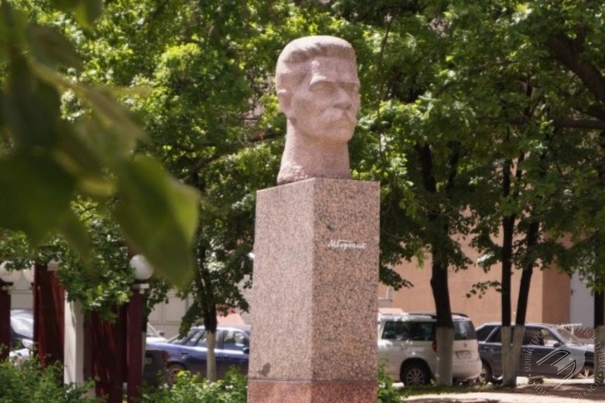 M.Gorky Monument M.Gorky Monument